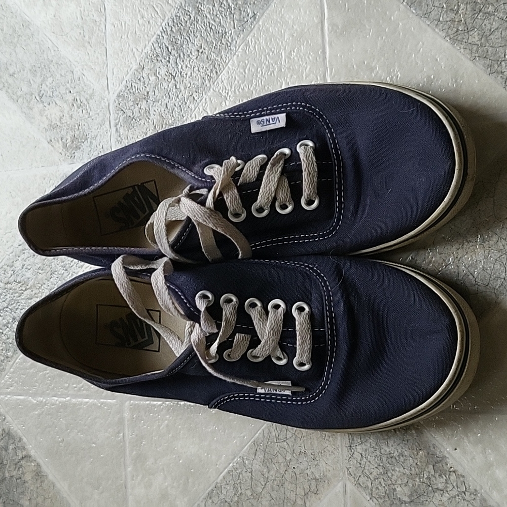 Navy blue low-rise vans